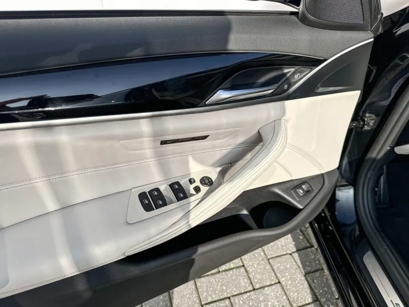Vehicle Image 38