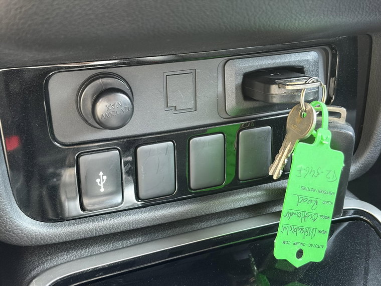Vehicle Image 32