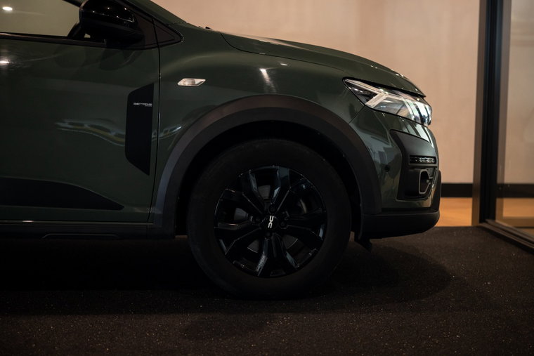 Vehicle Image 13