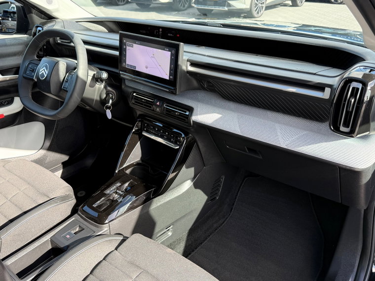 Vehicle Image 25