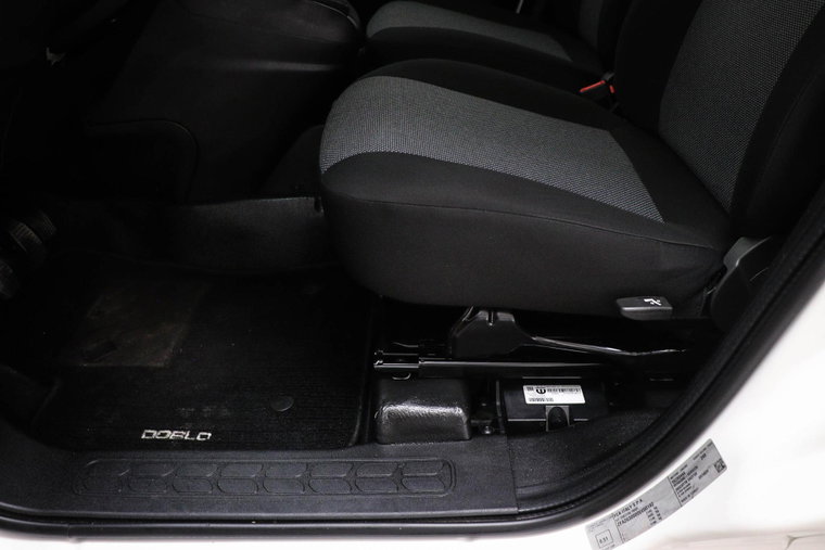 Vehicle Image 25