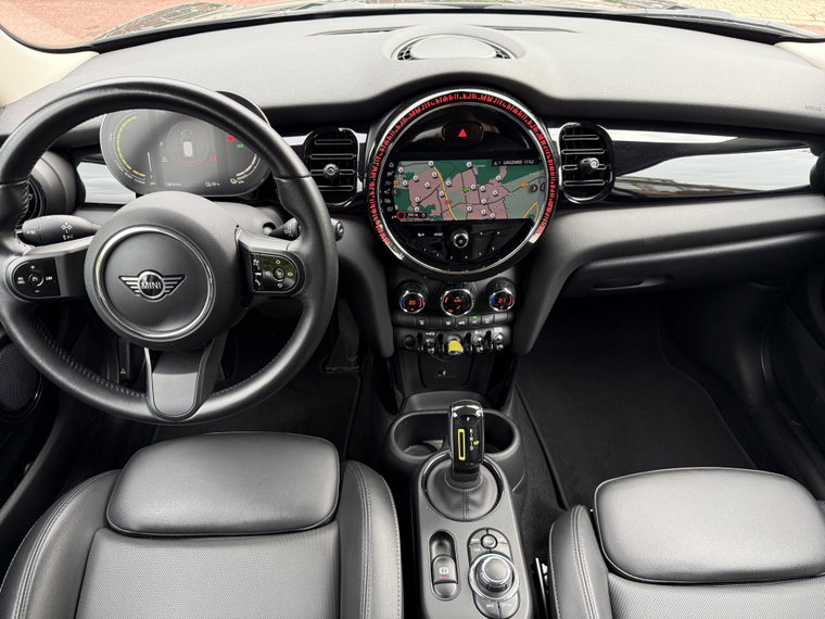 Vehicle Image 32