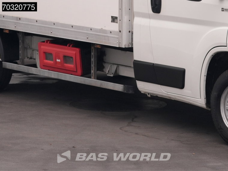 Vehicle Image 32