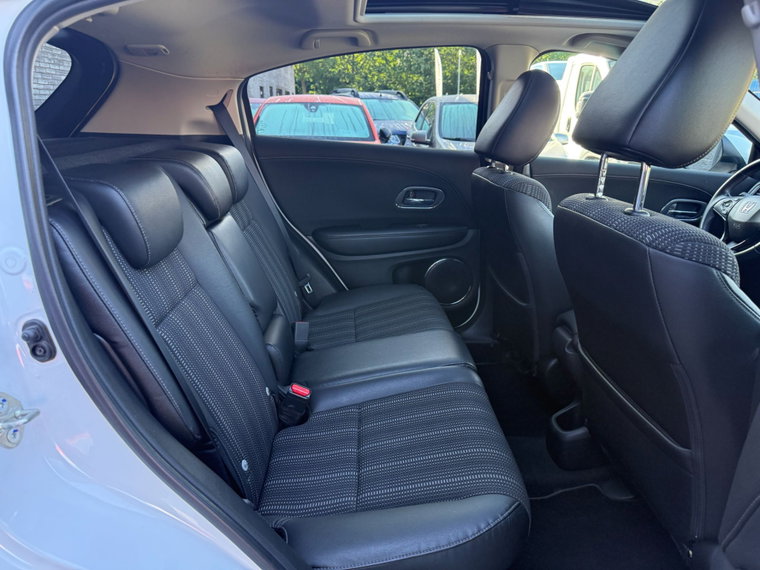 Vehicle Image 32