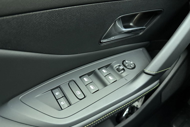 Vehicle Image 25