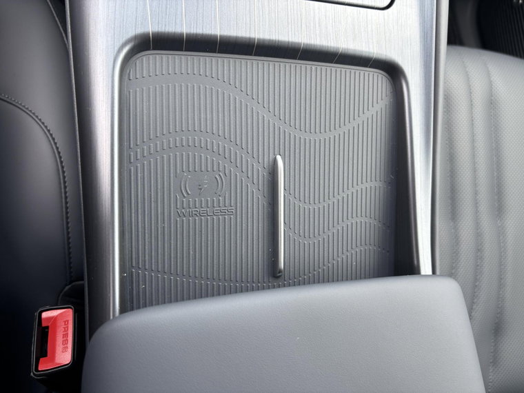 Vehicle Image 25