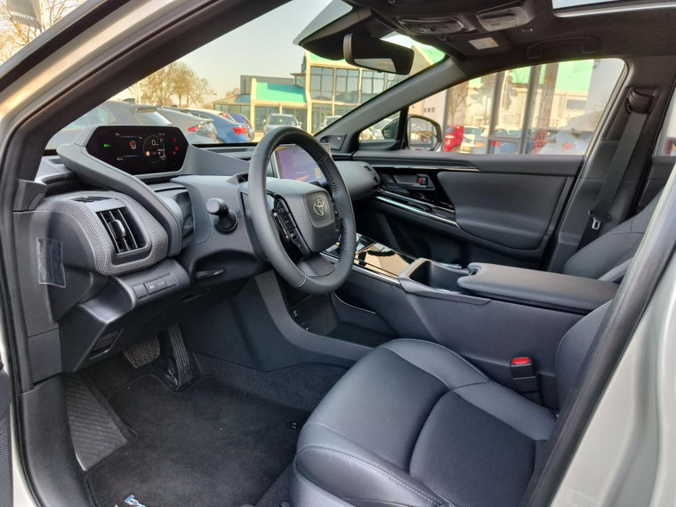 Vehicle Image 13