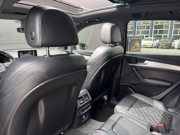 Vehicle Image 32