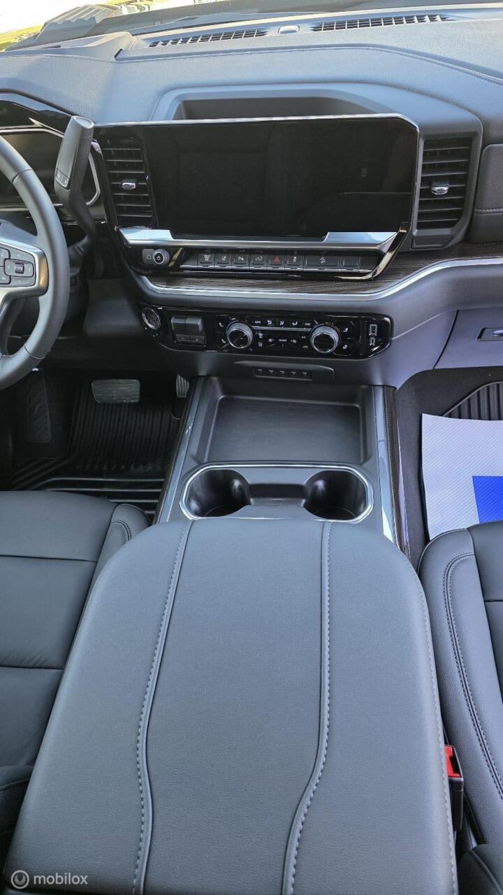 Vehicle Image 25
