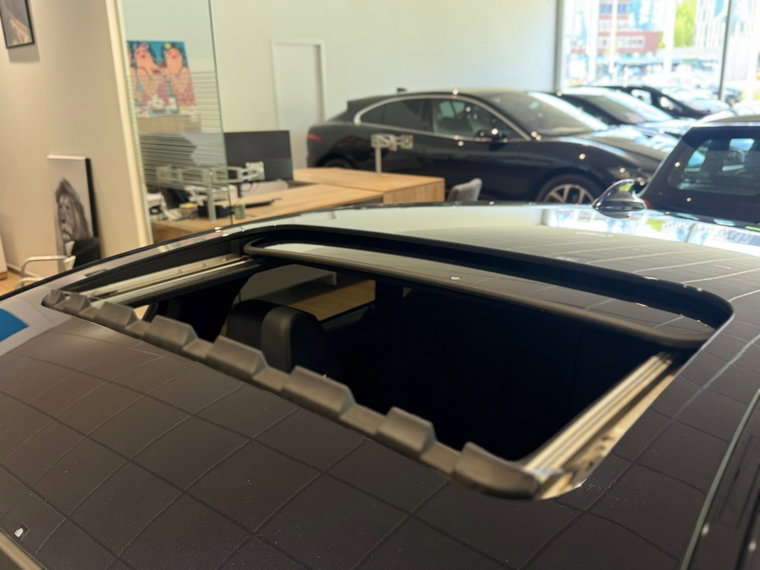 Vehicle Image 32