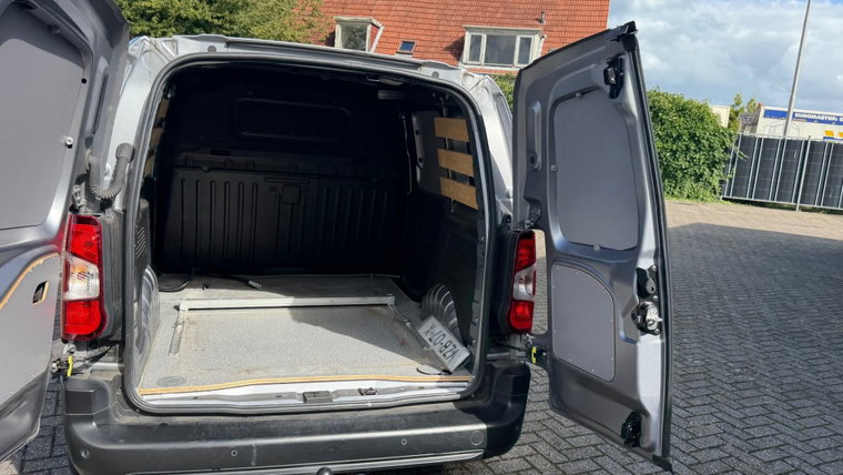 Vehicle Image 13
