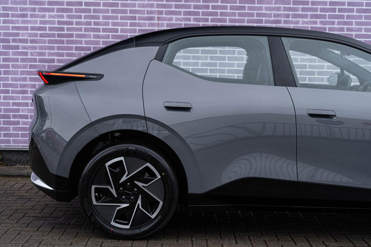 Vehicle Image 9