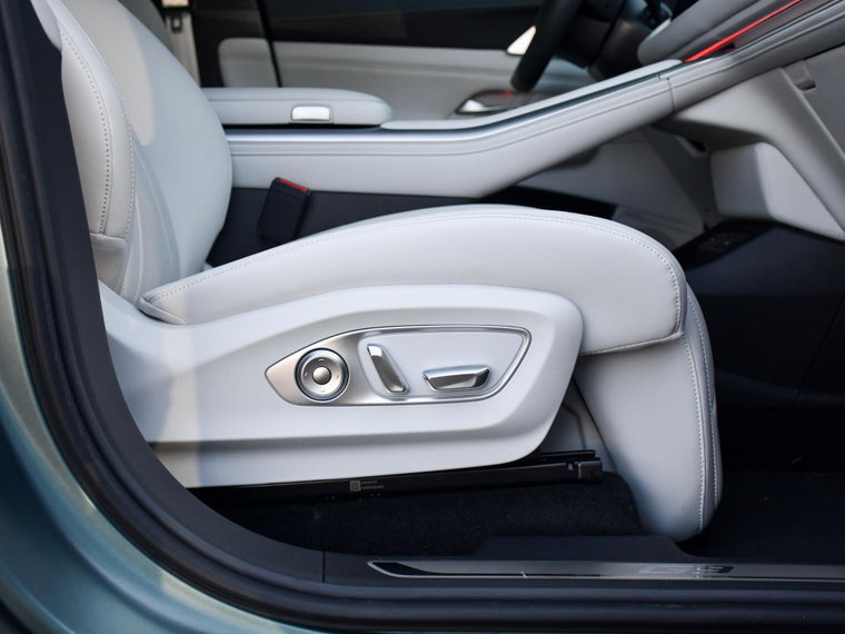 Vehicle Image 32