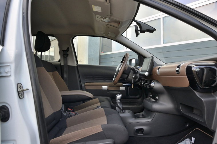 Vehicle Image 10