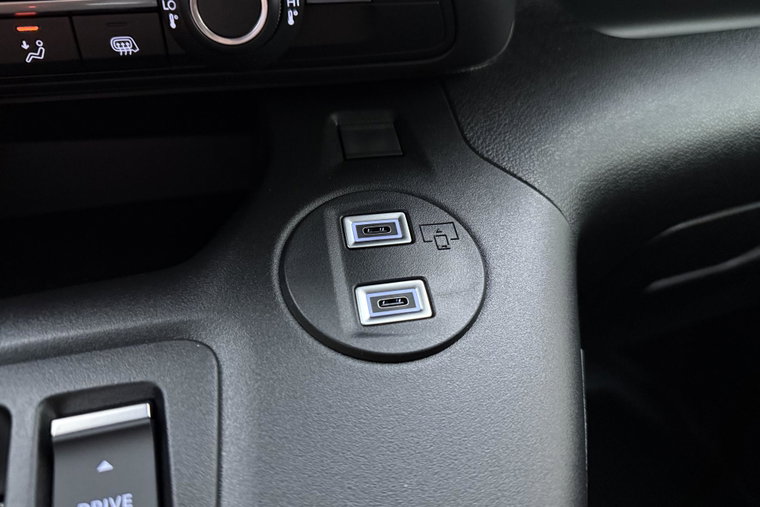 Vehicle Image 25