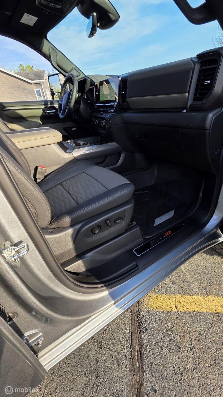 Vehicle Image 25