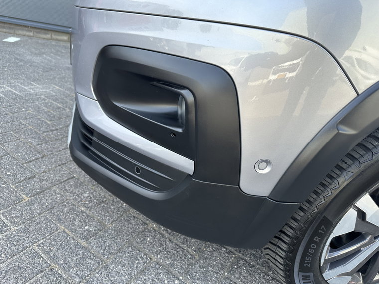 Vehicle Image 25