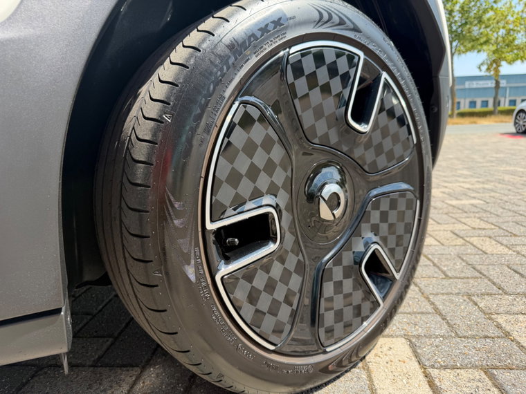 Vehicle Image 25