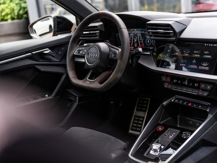 Vehicle Image 25