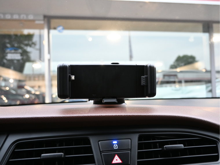 Vehicle Image 25