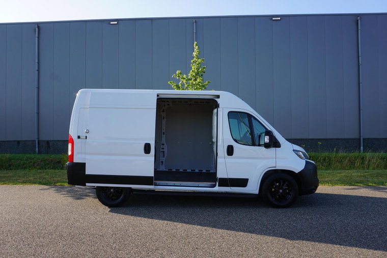 Vehicle Image 32