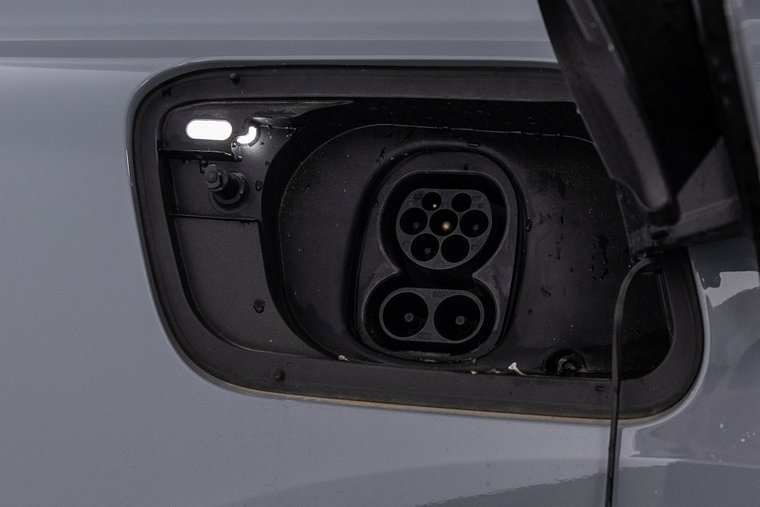 Vehicle Image 25
