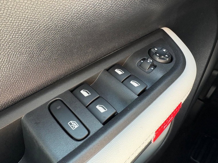 Vehicle Image 25