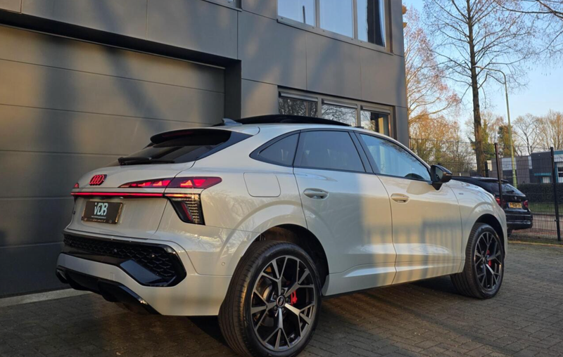 Vehicle Image 8